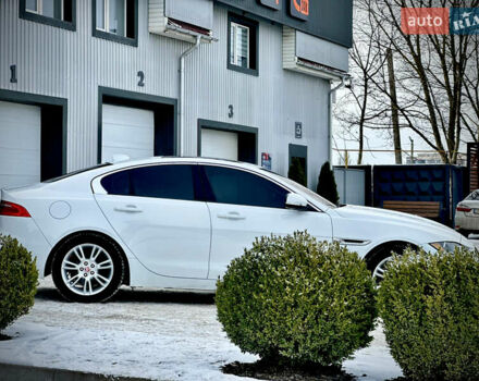 Белый Ягуар XE, объемом двигателя 2 л и пробегом 159 тыс. км за 14999 $, фото 1 на Automoto.ua