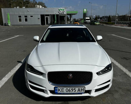 Белый Ягуар XE, объемом двигателя 2 л и пробегом 127 тыс. км за 15000 $, фото 1 на Automoto.ua