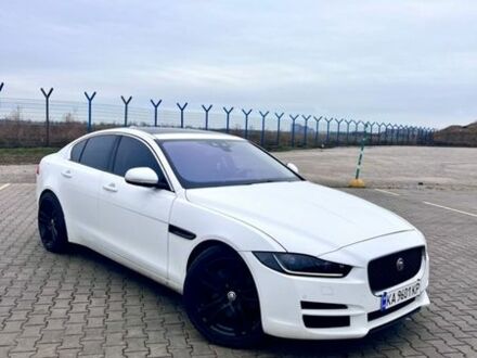 Белый Ягуар XE, объемом двигателя 2 л и пробегом 98 тыс. км за 12200 $, фото 1 на Automoto.ua