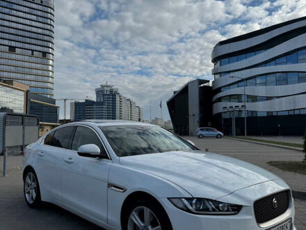 Білий Ягуар XE, об'ємом двигуна 2 л та пробігом 108 тис. км за 17500 $, фото 1 на Automoto.ua