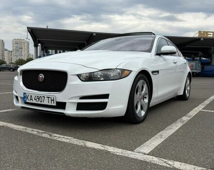 Белый Ягуар XE, объемом двигателя 2 л и пробегом 128 тыс. км за 10900 $, фото 1 на Automoto.ua