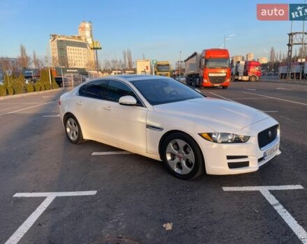 Белый Ягуар XE, объемом двигателя 2 л и пробегом 125 тыс. км за 12500 $, фото 1 на Automoto.ua