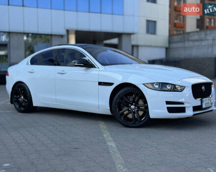 Білий Ягуар XE, об'ємом двигуна 3 л та пробігом 100 тис. км за 18000 $, фото 1 на Automoto.ua