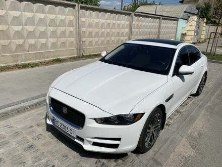 Белый Ягуар XE, объемом двигателя 3 л и пробегом 86 тыс. км за 18000 $, фото 1 на Automoto.ua