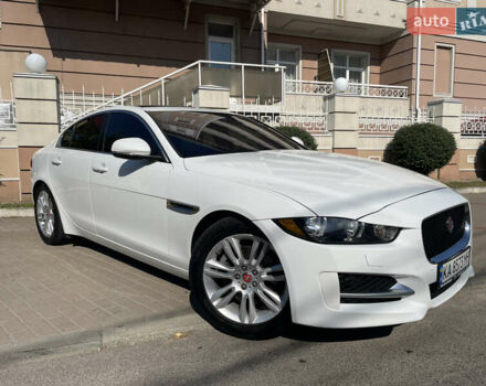 Белый Ягуар XE, объемом двигателя 2 л и пробегом 70 тыс. км за 18300 $, фото 1 на Automoto.ua