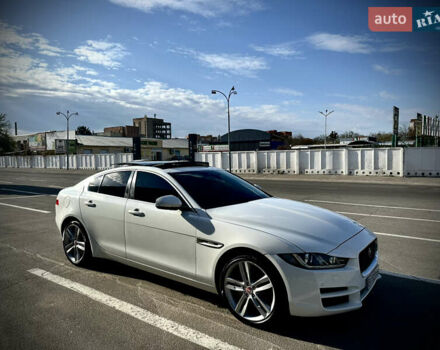 Белый Ягуар XE, объемом двигателя 2 л и пробегом 61 тыс. км за 23000 $, фото 1 на Automoto.ua