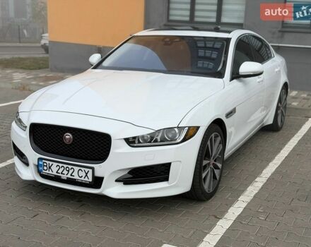 Белый Ягуар XE, объемом двигателя 2 л и пробегом 177 тыс. км за 15000 $, фото 1 на Automoto.ua