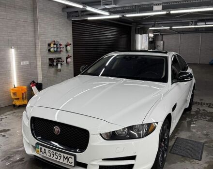 Белый Ягуар XE, объемом двигателя 2 л и пробегом 108 тыс. км за 14500 $, фото 1 на Automoto.ua