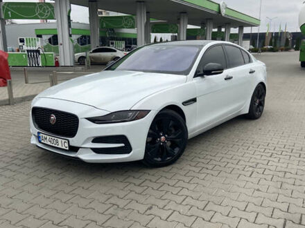 Белый Ягуар XE, объемом двигателя 2 л и пробегом 61 тыс. км за 20999 $, фото 1 на Automoto.ua