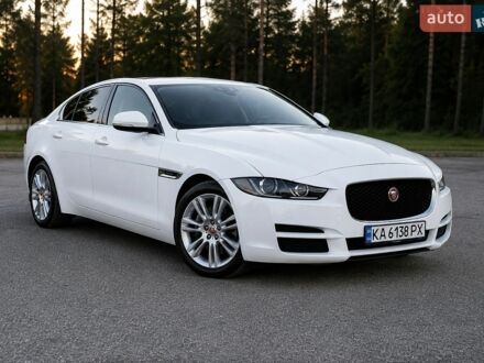 Белый Ягуар XE, объемом двигателя 2 л и пробегом 147 тыс. км за 18500 $, фото 1 на Automoto.ua