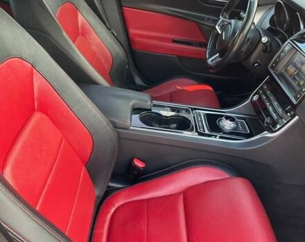 Черный Ягуар XE, объемом двигателя 2 л и пробегом 117 тыс. км за 16500 $, фото 8 на Automoto.ua