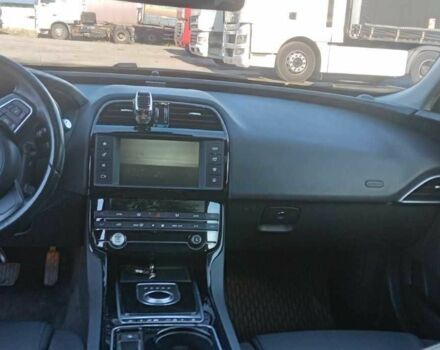Черный Ягуар XE, объемом двигателя 2 л и пробегом 130 тыс. км за 15000 $, фото 12 на Automoto.ua
