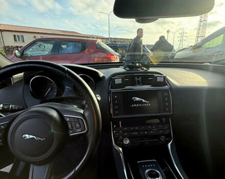 Черный Ягуар XE, объемом двигателя 2 л и пробегом 133 тыс. км за 18400 $, фото 7 на Automoto.ua