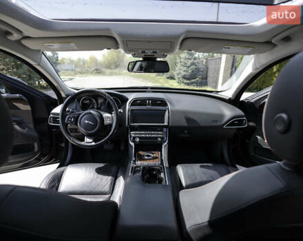 Черный Ягуар XE, объемом двигателя 2 л и пробегом 164 тыс. км за 16900 $, фото 6 на Automoto.ua