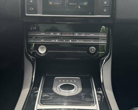 Черный Ягуар XE, объемом двигателя 2 л и пробегом 124 тыс. км за 13900 $, фото 8 на Automoto.ua