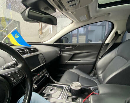 Черный Ягуар XE, объемом двигателя 2 л и пробегом 141 тыс. км за 14800 $, фото 26 на Automoto.ua