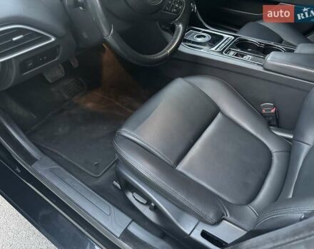 Черный Ягуар XE, объемом двигателя 2 л и пробегом 90 тыс. км за 18100 $, фото 12 на Automoto.ua