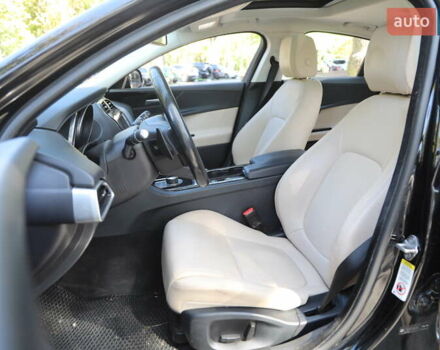 Черный Ягуар XE, объемом двигателя 2 л и пробегом 128 тыс. км за 16500 $, фото 6 на Automoto.ua