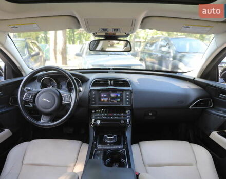 Черный Ягуар XE, объемом двигателя 2 л и пробегом 128 тыс. км за 16500 $, фото 11 на Automoto.ua