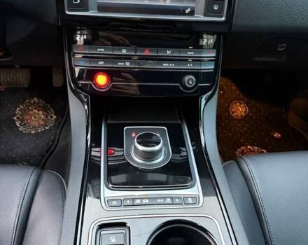 Черный Ягуар XE, объемом двигателя 2 л и пробегом 134 тыс. км за 14900 $, фото 17 на Automoto.ua