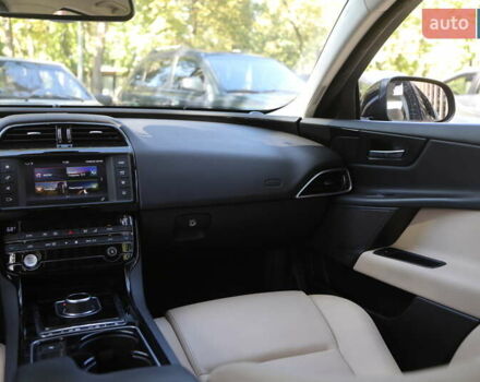 Черный Ягуар XE, объемом двигателя 2 л и пробегом 128 тыс. км за 16500 $, фото 12 на Automoto.ua