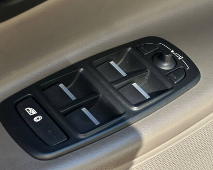 Черный Ягуар XE, объемом двигателя 2 л и пробегом 191 тыс. км за 17700 $, фото 8 на Automoto.ua