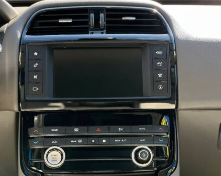 Черный Ягуар XE, объемом двигателя 2 л и пробегом 191 тыс. км за 17700 $, фото 19 на Automoto.ua