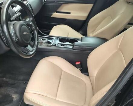 Черный Ягуар XE, объемом двигателя 2 л и пробегом 251 тыс. км за 9800 $, фото 4 на Automoto.ua