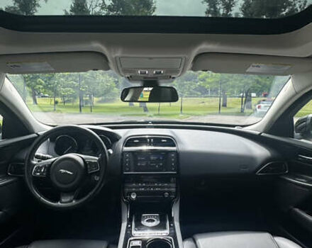 Черный Ягуар XE, объемом двигателя 2 л и пробегом 124 тыс. км за 13900 $, фото 9 на Automoto.ua