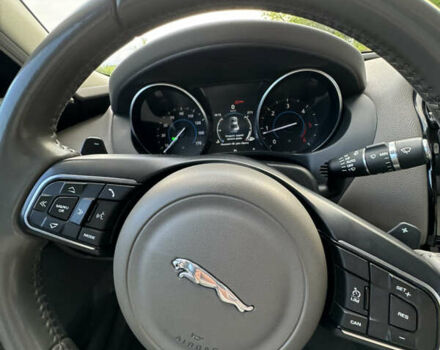 Черный Ягуар XE, объемом двигателя 2 л и пробегом 203 тыс. км за 16500 $, фото 10 на Automoto.ua