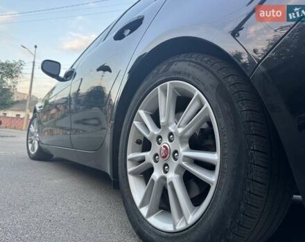 Черный Ягуар XE, объемом двигателя 2 л и пробегом 90 тыс. км за 18100 $, фото 7 на Automoto.ua