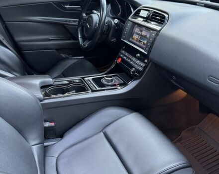 Черный Ягуар XE, объемом двигателя 2 л и пробегом 120 тыс. км за 12000 $, фото 16 на Automoto.ua