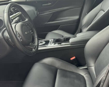 Черный Ягуар XE, объемом двигателя 2 л и пробегом 124 тыс. км за 13900 $, фото 6 на Automoto.ua