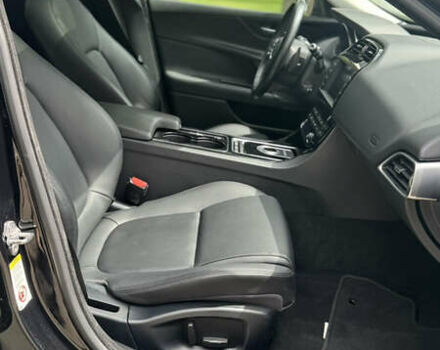 Черный Ягуар XE, объемом двигателя 2 л и пробегом 124 тыс. км за 13900 $, фото 13 на Automoto.ua