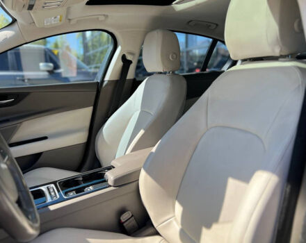 Черный Ягуар XE, объемом двигателя 2 л и пробегом 191 тыс. км за 17700 $, фото 11 на Automoto.ua