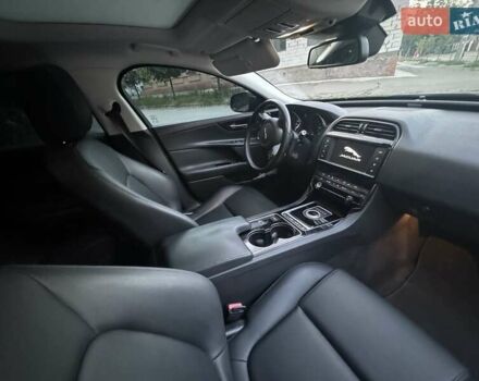 Черный Ягуар XE, объемом двигателя 2 л и пробегом 90 тыс. км за 18100 $, фото 8 на Automoto.ua