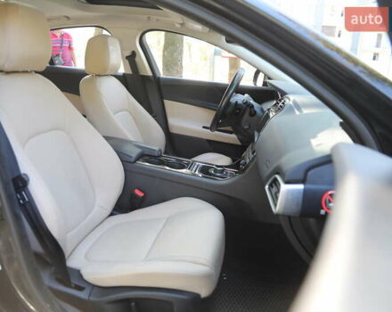 Черный Ягуар XE, объемом двигателя 2 л и пробегом 128 тыс. км за 16500 $, фото 9 на Automoto.ua