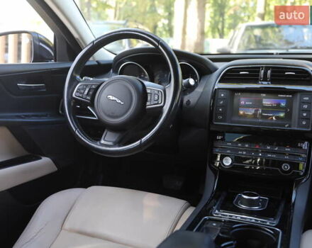 Черный Ягуар XE, объемом двигателя 2 л и пробегом 128 тыс. км за 16500 $, фото 10 на Automoto.ua