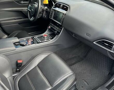 Черный Ягуар XE, объемом двигателя 2 л и пробегом 56 тыс. км за 18500 $, фото 14 на Automoto.ua
