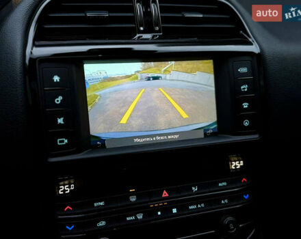 Черный Ягуар XE, объемом двигателя 2 л и пробегом 139 тыс. км за 14000 $, фото 25 на Automoto.ua