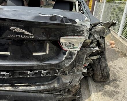 Черный Ягуар XE, объемом двигателя 2 л и пробегом 96 тыс. км за 5000 $, фото 3 на Automoto.ua