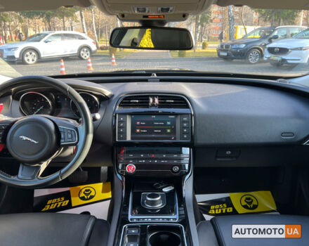 Черный Ягуар XE, объемом двигателя 2 л и пробегом 132 тыс. км за 16500 $, фото 11 на Automoto.ua