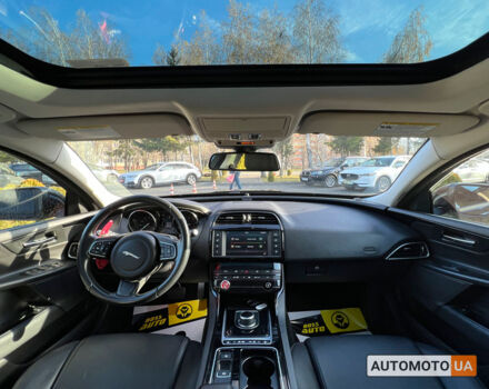 Черный Ягуар XE, объемом двигателя 2 л и пробегом 132 тыс. км за 16500 $, фото 12 на Automoto.ua