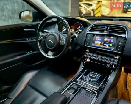 Черный Ягуар XE, объемом двигателя 2 л и пробегом 139 тыс. км за 14000 $, фото 19 на Automoto.ua