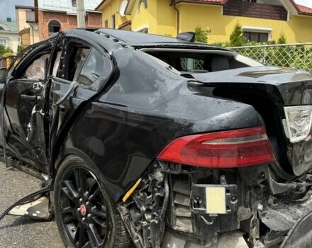 Черный Ягуар XE, объемом двигателя 2 л и пробегом 96 тыс. км за 5000 $, фото 2 на Automoto.ua