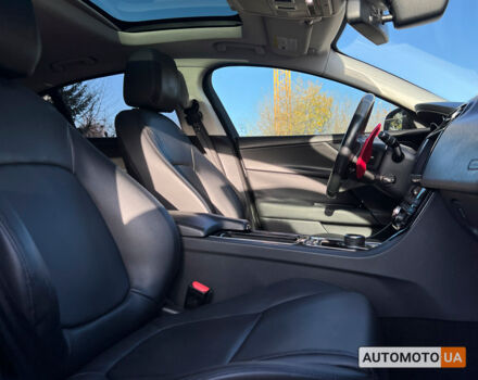 Черный Ягуар XE, объемом двигателя 2 л и пробегом 132 тыс. км за 16500 $, фото 9 на Automoto.ua