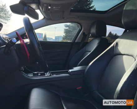 Черный Ягуар XE, объемом двигателя 2 л и пробегом 132 тыс. км за 16500 $, фото 14 на Automoto.ua
