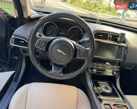 Черный Ягуар XE, объемом двигателя 2 л и пробегом 117 тыс. км за 13600 $, фото 5 на Automoto.ua