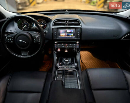 Черный Ягуар XE, объемом двигателя 2 л и пробегом 139 тыс. км за 14000 $, фото 20 на Automoto.ua