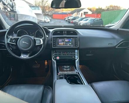 Черный Ягуар XE, объемом двигателя 2 л и пробегом 50 тыс. км за 7000 $, фото 7 на Automoto.ua